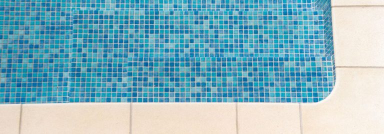 Schwimmbad mit Mosaikfliesen | Fliesenfachgeschäft Werner