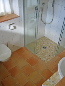 Begehbare Dusche mit Mosaik-Fliesen
