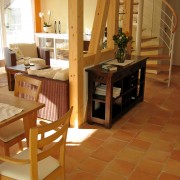 Wohnbereich mit französischem Handform-Cotto