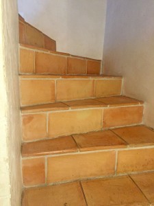 Treppe mit Naturstein-Fliesen