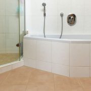 Feinsteinzeug-Fliesen im Bad