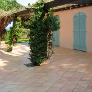 Ferienhaus mit Terrassenfliesen