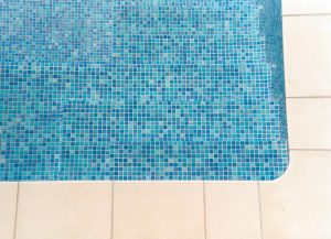 Schwimmbad mit Mosaikfliesen